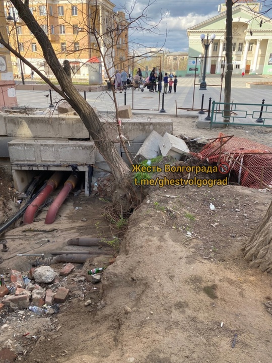 Нам пишут: Тзр, ул Дзержинского-5. Больше года не могут закопать эту яму . Из-за сильного дождя упало дерево. Но ЖКХ без... в Волжском, 09.04.2025 в 16:00