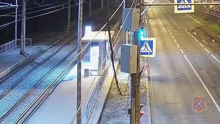 Полицейские установили личности злоумышленников, повредивших остекления остановок общественного транспорта в Волжском, 28.04.2025 в 15:00