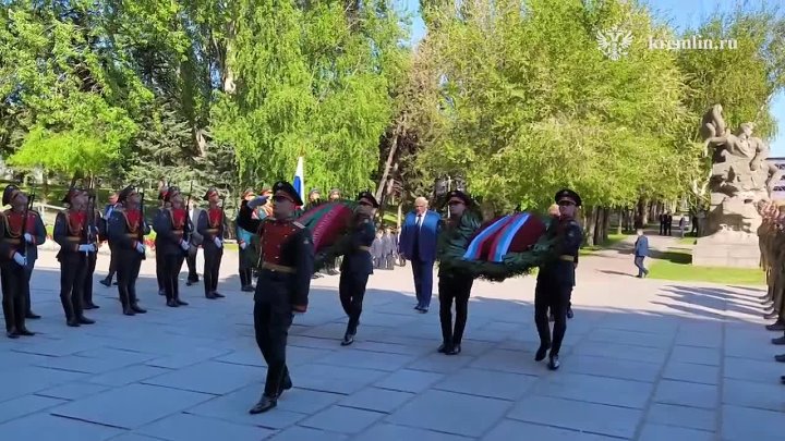 Владимир Путин и Александр Лукашенко возложили венки к Вечному огню на Мамаевом кургане в Волгограде. Затем президенты п... в Волжском, 29.04.2025 в 16:00