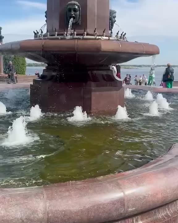 Знаменитый фонтан «Искусство», запущенный только на прошлой неделе, затопил центральную набережную Волгограда. Горожане ... в Волжском, 03.05.2025 в 10:00