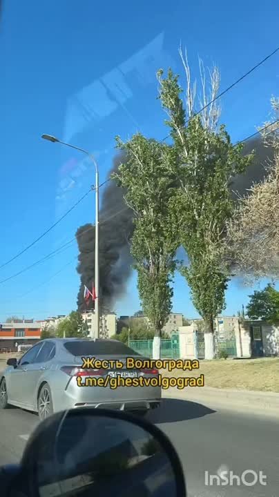 В ГУ МЧС России по Волгоградской области сообщили, что пострадавших нет. Сообщение о возгорании на кровле площадью 80 кв... в Волжском, 03.05.2025 в 18:00