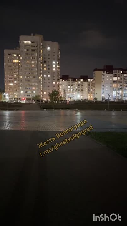 Нам пишут: Парк Летчиков. Темно. Половина фонарей не работает, а от тех, что работают толку ноль... в Волжском, 03.05.2025 в 23:30