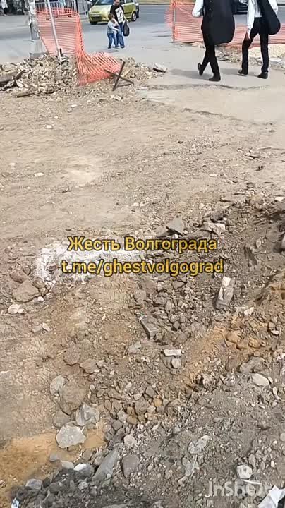 🗣Нам пишут: В Краснооктябрьском районе Волгограда на пересечении улиц Титова и Ерёменко уже сколько времени люди вынужде... в Волжском, 07.05.2025 в 20:00