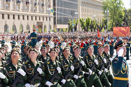 Парадные расчеты прошли по площади Павших борцов города-героя в День Великой Победы в Волжском, 09.05.2025 в 13:30