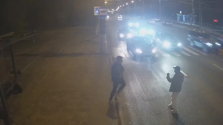 Драку двух жителей Волгограда на дороге зафиксировали камеры видеонаблюдения. По данным сайта V102.RU, конфликт между му... в Волжском, 14.05.2025 в 19:00