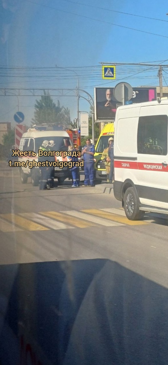 Авария прямо напротив остановки Ткачева по направлению на Мамаев Курган. в Волжском, 15.05.2025 в 09:30
