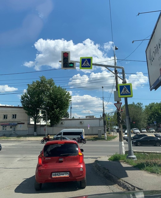 Нам пишут: Ну кто додумался повесить светофор так высоко при выезде из жк GrandAvenu на ул.Маршала Рокоссовского? в Волжском, 18.05.2025 в 13:00