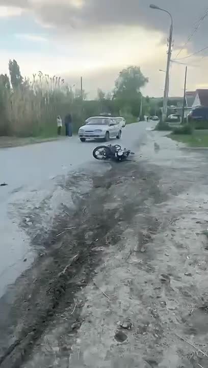 14-летний мальчик находится в тяжелом состоянии в реанимации после того, как его сбила иномарка вместе с другом на мопед... в Волжском, 20.05.2025 в 13:00