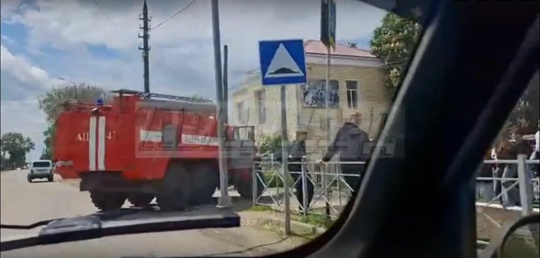 Новоаннинскую школу № 1 эвакуировали из-за вспыхнувшего плафона в одном из кабинетов. Со слов очевидцев, детей вывели на... в Волжском, 20.05.2025 в 14:30