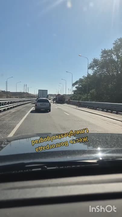 Грузовик зацепил дорожную поливалку на мосту Волгоград - Волжский. Пострадавших нет вроде. в Волжском, 22.05.2025 в 11:30