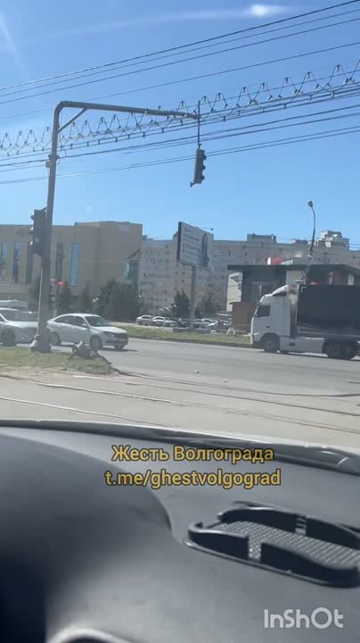 На бульваре светофор упал один, другой висит на проводе в Волжском, 27.05.2025 в 10:30