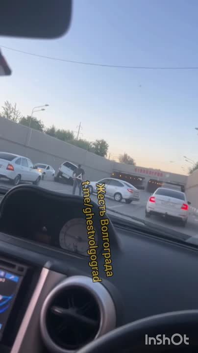 🗣Авария в туннеле Тулака, машина зависла на островке безопасности, другие рядом. в Волжском, 27.05.2025 в 22:00