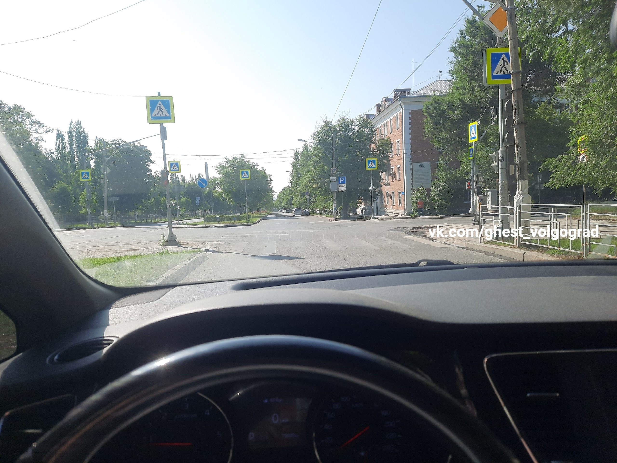 Нам пишут: На пересечении улиц Титова и Таращанцев давно стоят эти 2а интересных светофоров 🚥 которые не видно водителям... в Волжском, 12.06.2025 в 13:00