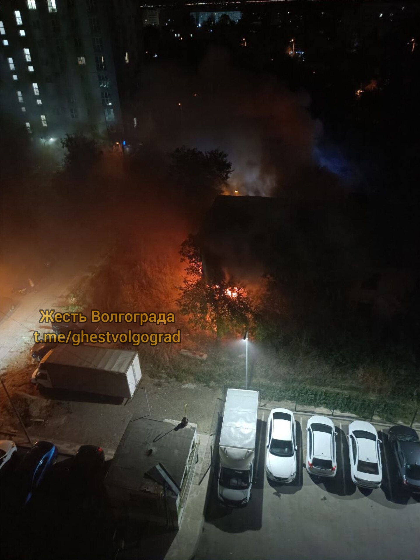 Ночной пожар на северном городке в Краснооктябрьском, рядом с северным рынком. в Волжском, 16.06.2025 в 07:00