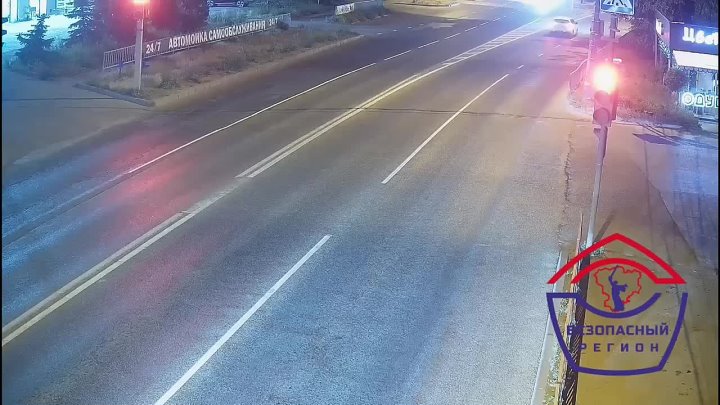 На Volkswagen Polo упал светофор прямо на перекрестке в Волгограде. В результате пострадала пассажирка, ее госпитализиро... в Волжском, 17.06.2025 в 08:30