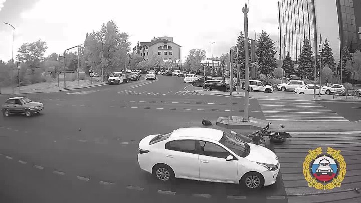 Камера зафиксировала жесткое ДТП с участием мотоцикла и автомобиля Kia, произошедшее сегодня в Дзержинском районе Волгог... в Волжском, 17.06.2025 в 15:30