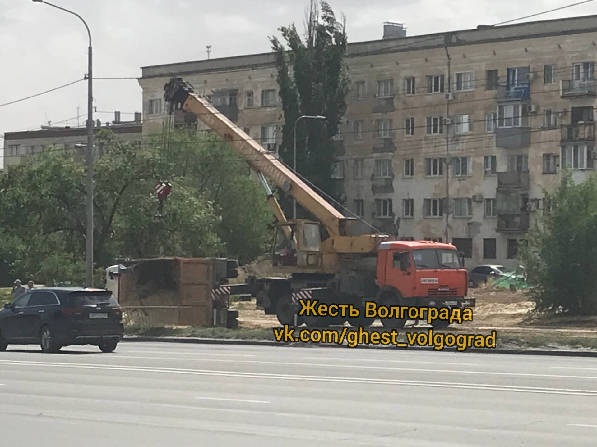 На Нефтянике перевернулся грузовик 😳 в Волжском, 27.06.2025 в 17:00