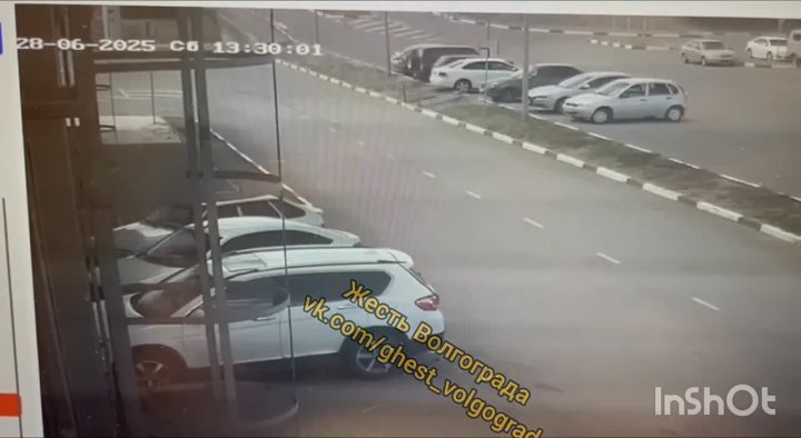 Неизвестный на черри въехал в две машины на парковке возле спорт мастера в Советском районе и скрылся. Момент ДТП в Волжском, 29.06.2025 в 08:00
