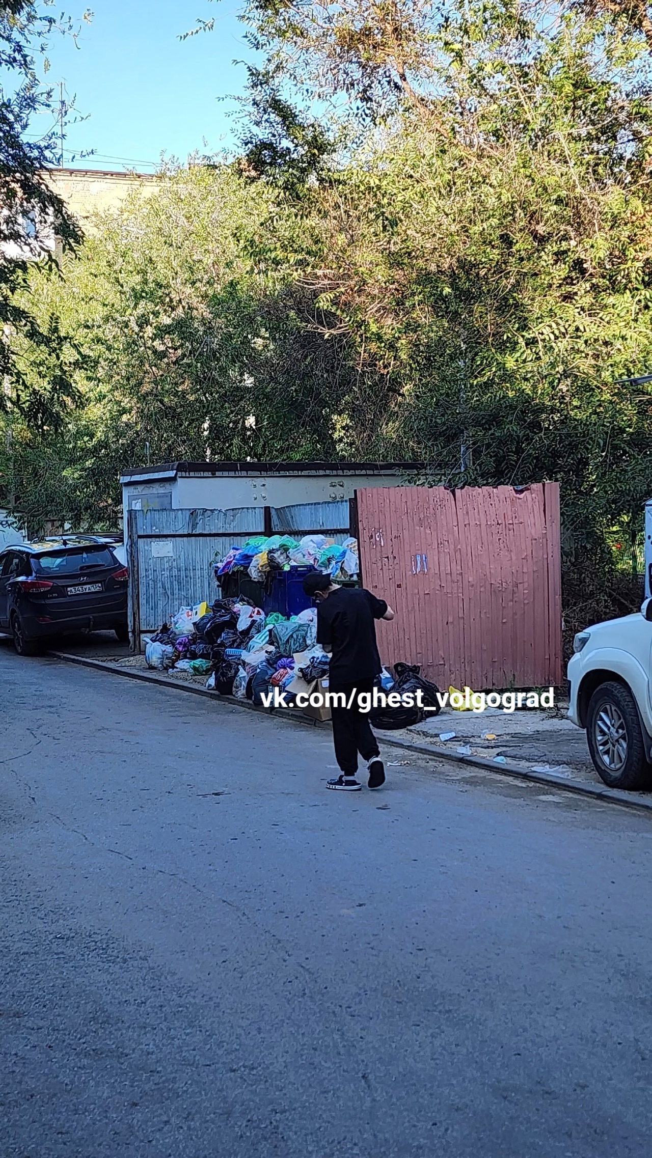 Нам пишут: Двор в центре города - Советская 22 - завален мусором. Есть подозрение, что мусоркой для жильцов пользуются с... в Волжском, 04.07.2025 в 14:00