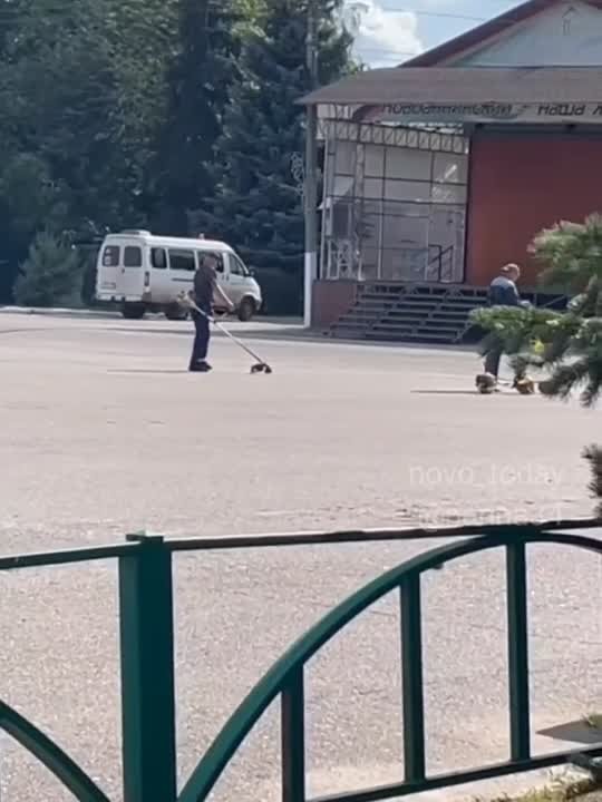 В Новоаннинском районе Волгоградской области сняли на видео, как рабочий «косит асфальт» на главной площади города перед... в Волжском, 04.07.2025 в 17:30