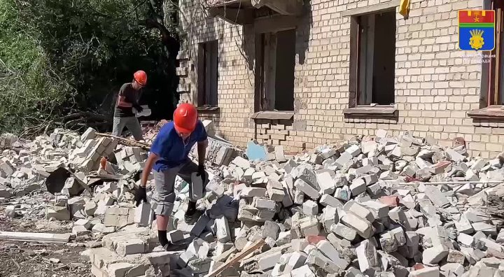 В Краснооктябрьском районе приступили к сносу расселенного аварийного дома на улице Качалова в Волжском, 08.07.2025 в 15:00