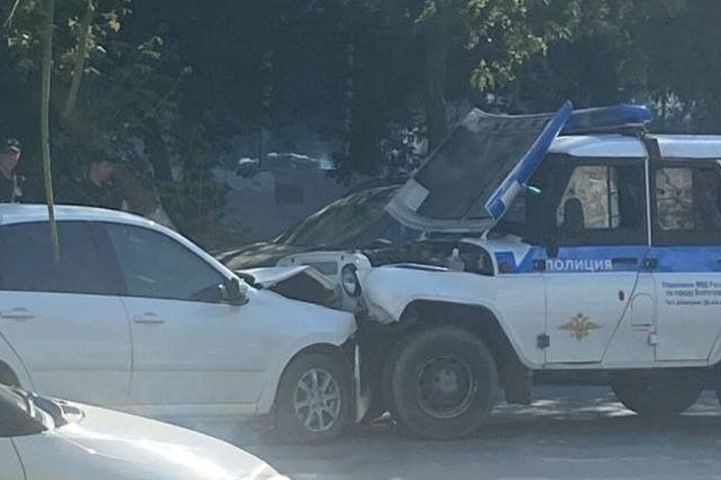 В Волгограде «Лада» столкнулась с патрульной машиной на улице Штеменко в Волжском, 10.07.2025 в 20:00