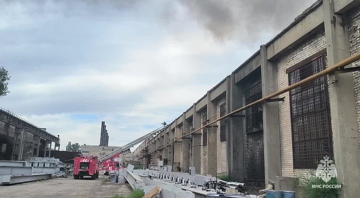 В Волгограде сотрудники МЧС России ликвидируют пожар в Волжском, 11.07.2025 в 22:00