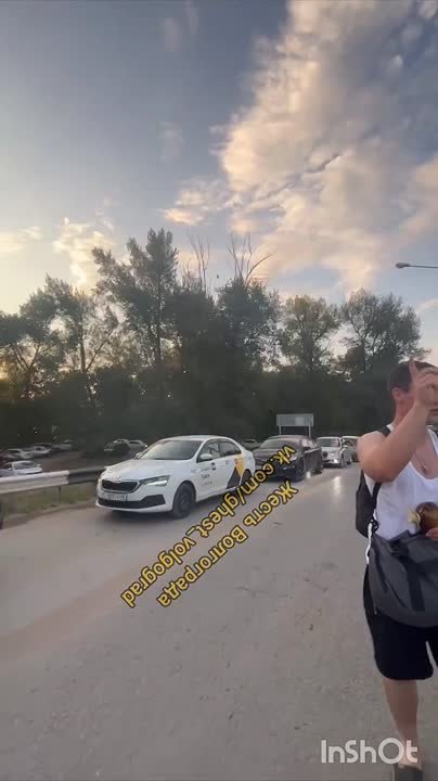 В 40 градусов жары все поехали на пляж, а выбраться трудно... Хорошего отдыха 😈 в Волжском, 13.07.2025 в 21:00