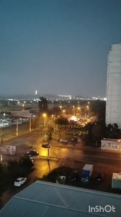 Снимала грозу, и случайно засняла момент аварии 😐 в Волжском, 23.07.2025 в 21:00