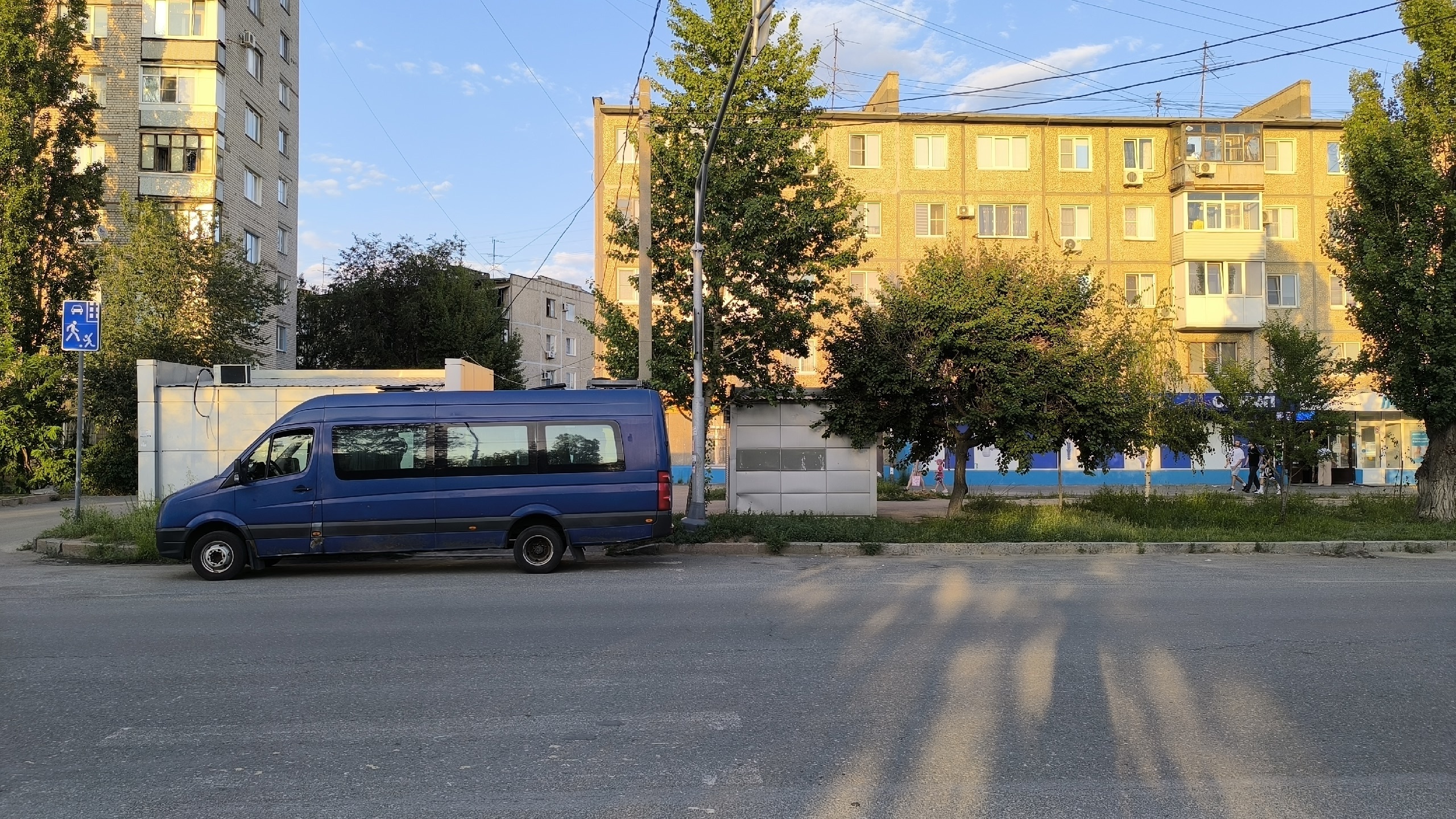 Нам пишут: Пришлось с коляской по траве и высокому бордюру спускаться. Когда уже водители начнут уважать остальных людей... в Волжском, 29.07.2025 в 07:00