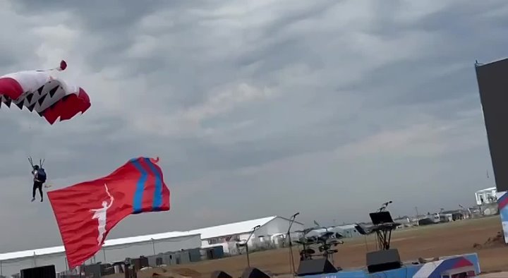 У спортшколы «Юный ястреб» в Среднеахтубинском районе группа парашютистов совершила прыжок в честь Дня ВДВ в Волжском, 02.08.2025 в 21:00