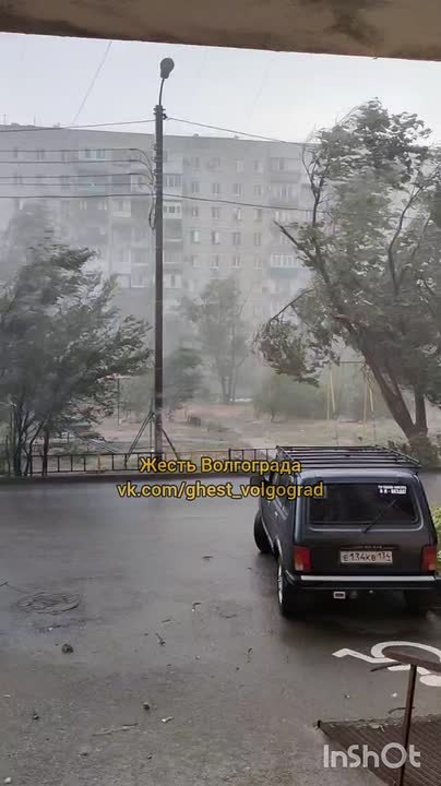 Можно понять скорость ветра по летящей веточке на асфальте, Кировский р-он😱 в Волжском, 04.08.2025 в 20:00