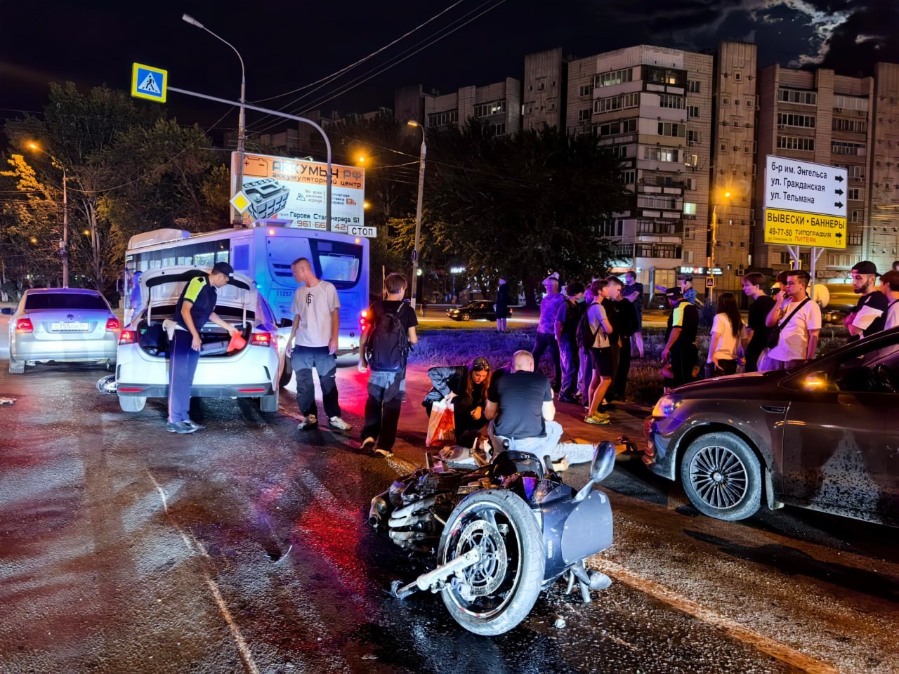 В Красноаремейском районе Волгограда мотоциклисты влетели в автобус и зацепили две иномарки. в Волжском, 10.08.2025 в 11:30