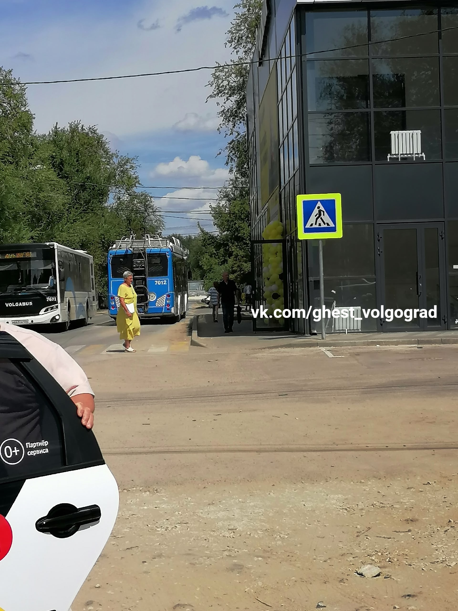 Посёлок ГЭС, построили магазин и сделали вход покупателям - ПРЯМО возле автодороги. в Волжском, 12.08.2025 в 02:00