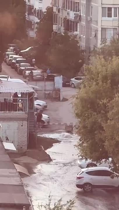 Нам пишут: Вгаражном кооперативе по улице Нильская, случился прорыв. в Волжском, 26.08.2025 в 08:30