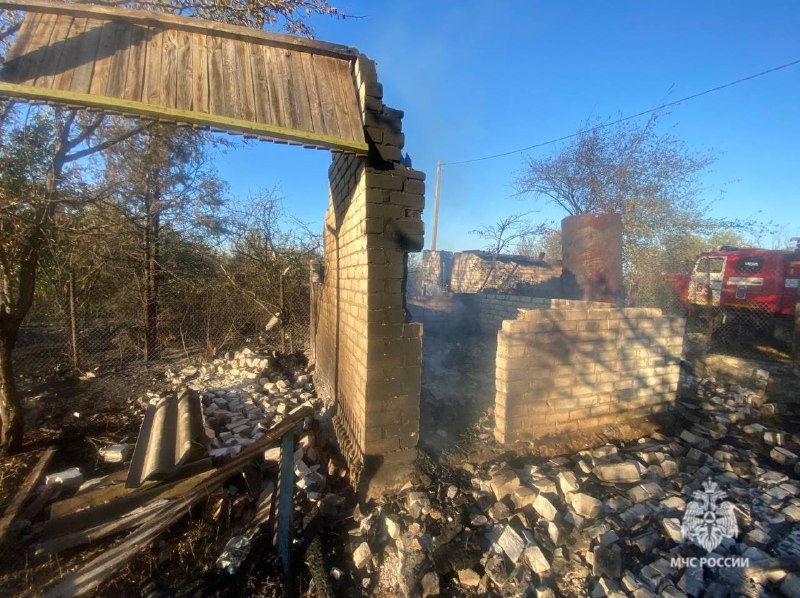 Под Волгоградом огонь при сжигании мусора перекинулся и спалил три постройки в Волжском, 26.08.2025 в 20:00