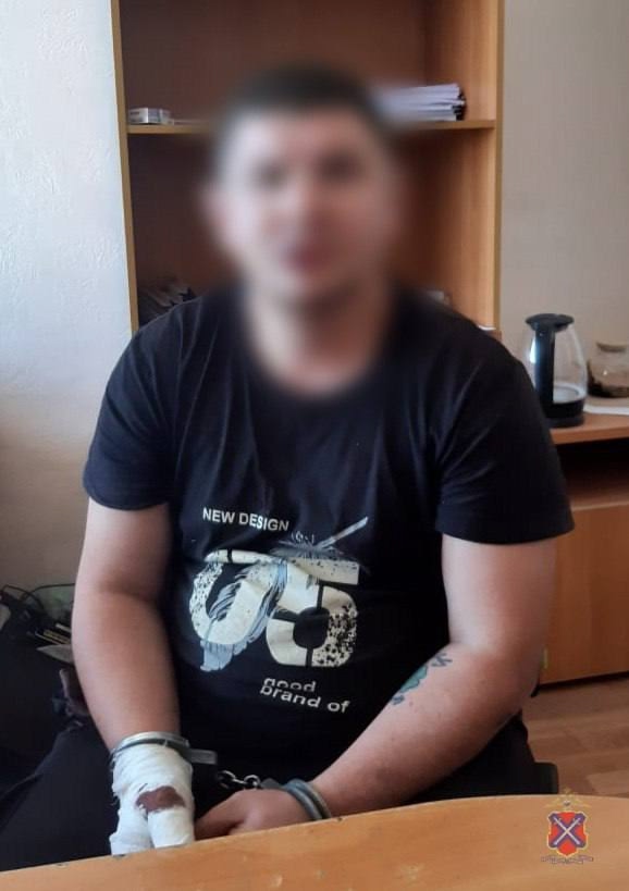 49-летний мужчина получил ножевые ранения в общежитии в Красноармейском районе в Волжском, 29.08.2025 в 21:30