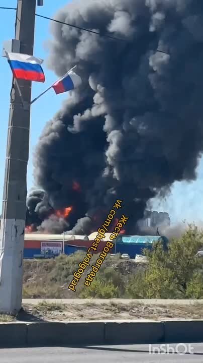 Крупный пожар в Тракторозаводском районе. Горит вещевой рынок, со слов очевидцев. в Волжском, 30.08.2025 в 10:00