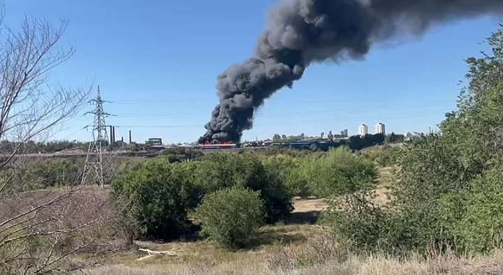 Огонь охватил порядка 100 квадратных метров. На месте работают оперативные службы. в Волжском, 30.08.2025 в 10:30