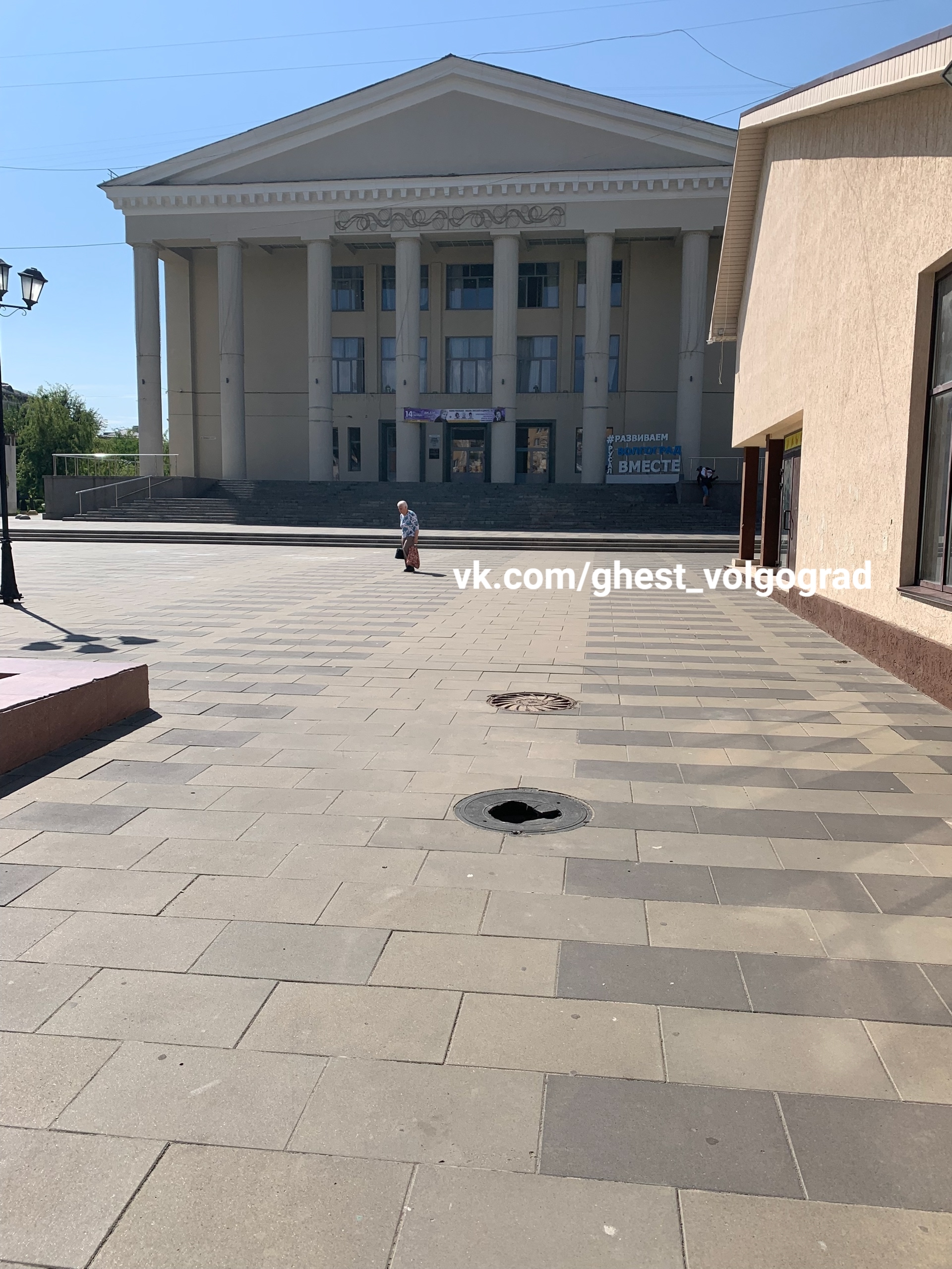 Нам пишут: Сломанный люк коллектора. На этой площадке много детей, бегают, катаются на велосипедах, роликах. в Волжском, 09.09.2025 в 15:30