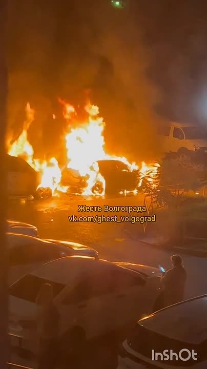 В Краснооктябрьском районе Волгограда ночью 21 сентября сгорели два автомобиля, во дворе на улице Варшавская в ЖК «Мишин... в Волжском, 21.09.2025 в 10:30