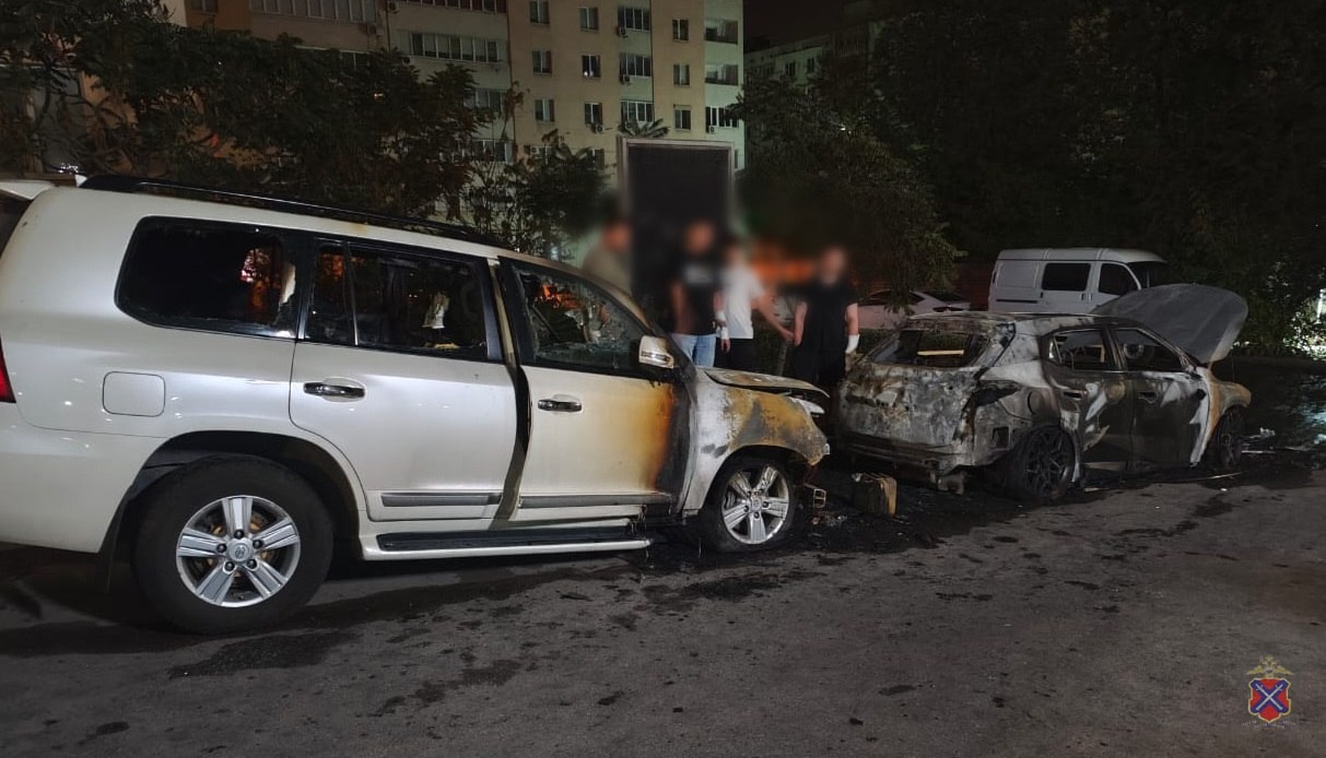 Полицейские установили причину возгорания двух автомобилей в Волжском, 21.09.2025 в 14:00