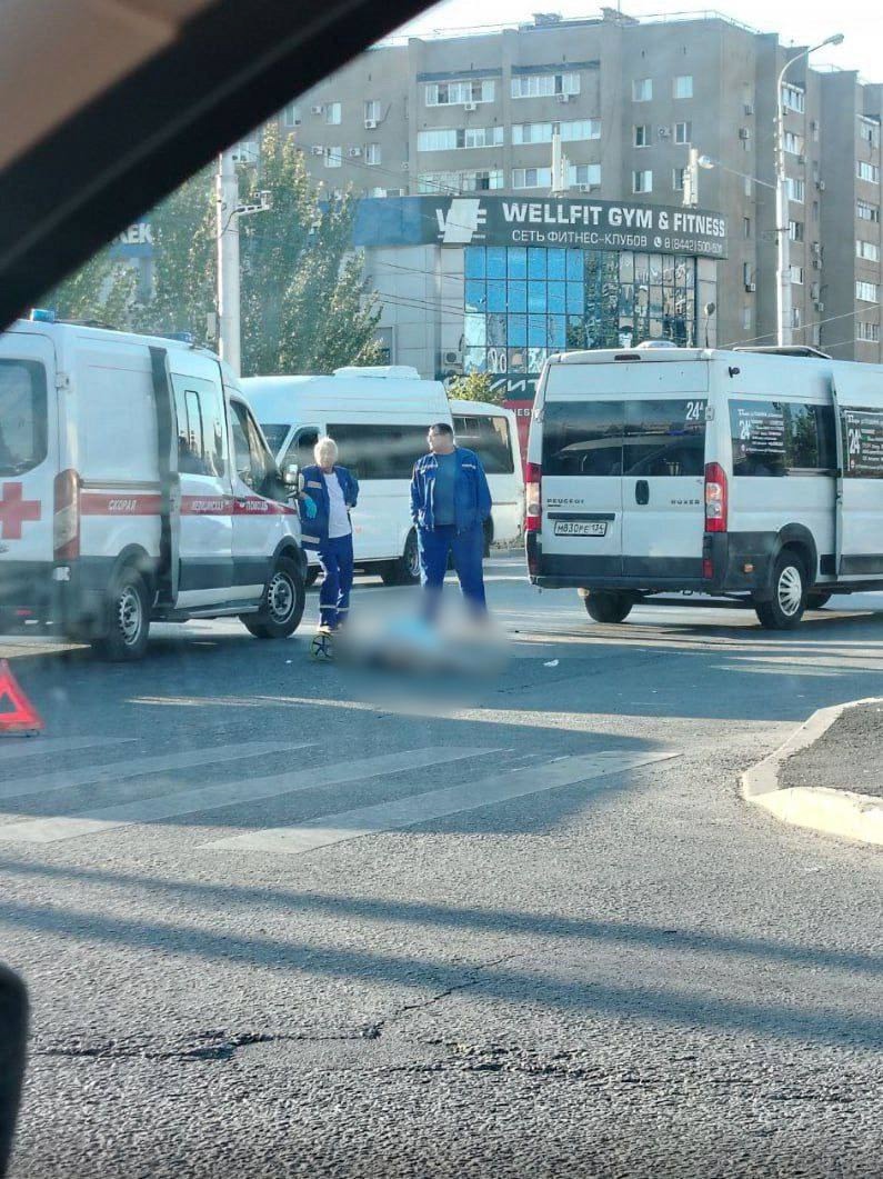 В Волжском водитель маршрутки насмерть сбил ребенка на самокате на пересечении улиц Мира и Оломоуцкая. Девочка скончалас... в Волжском, 22.09.2025 в 18:30