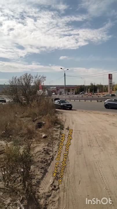 Нам пишут: Будьте аккуратнее на мосту по 3й продольной..крайняя полоса, лежит железка - куча проколов. в Волжском, 07.10.2025 в 14:00