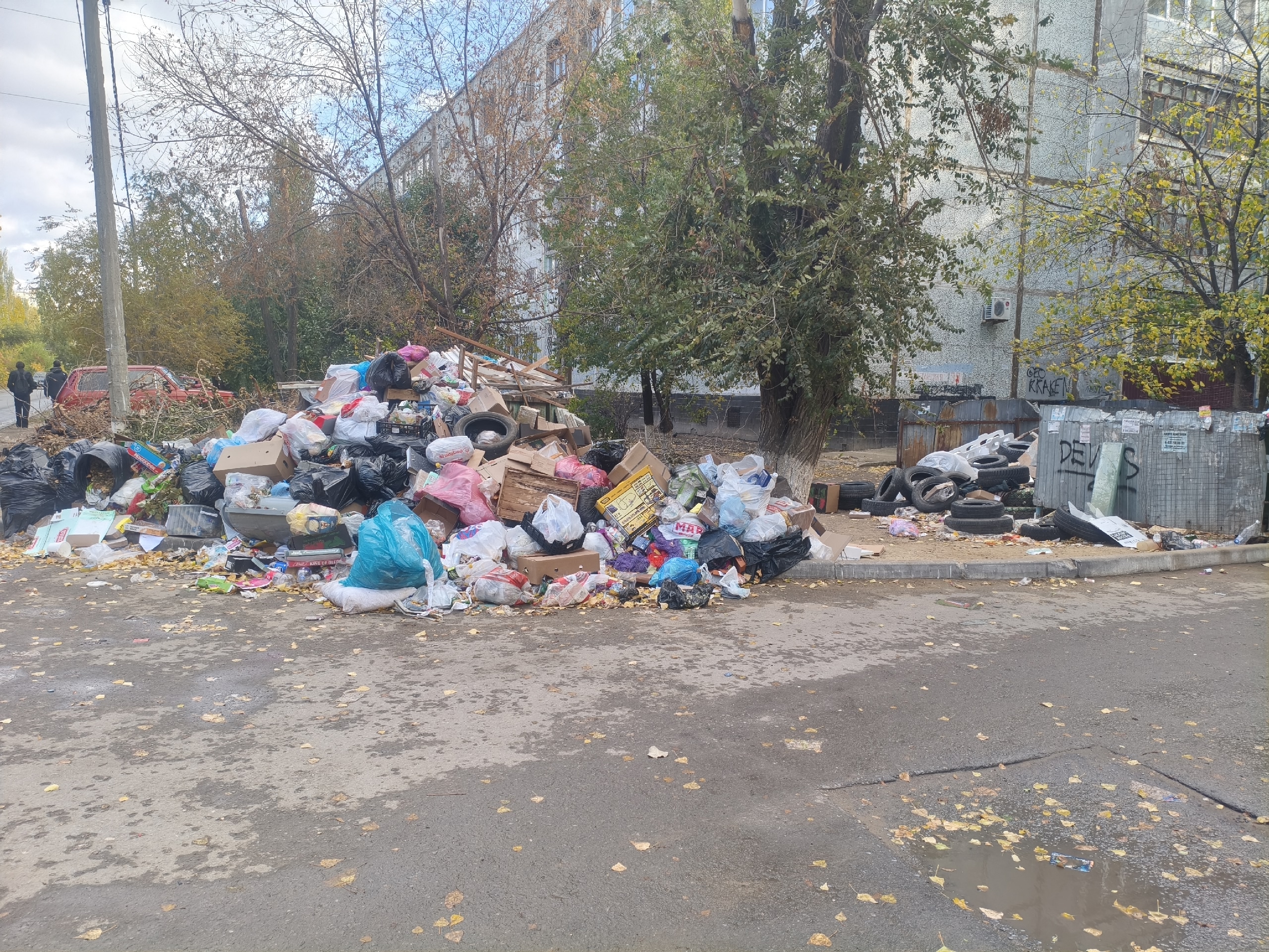 В Красноармейском в жилом квартале гора мусора уже со спутника видна. 😄 в Волжском, 13.10.2025 в 01:00