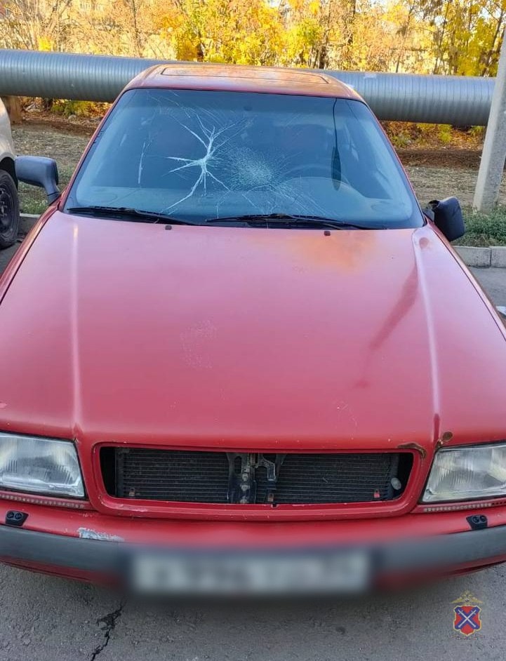 ️В Волжском полицейские установили несовершеннолетних, повредивших автомобиль в Волжском, 15.10.2025 в 19:30