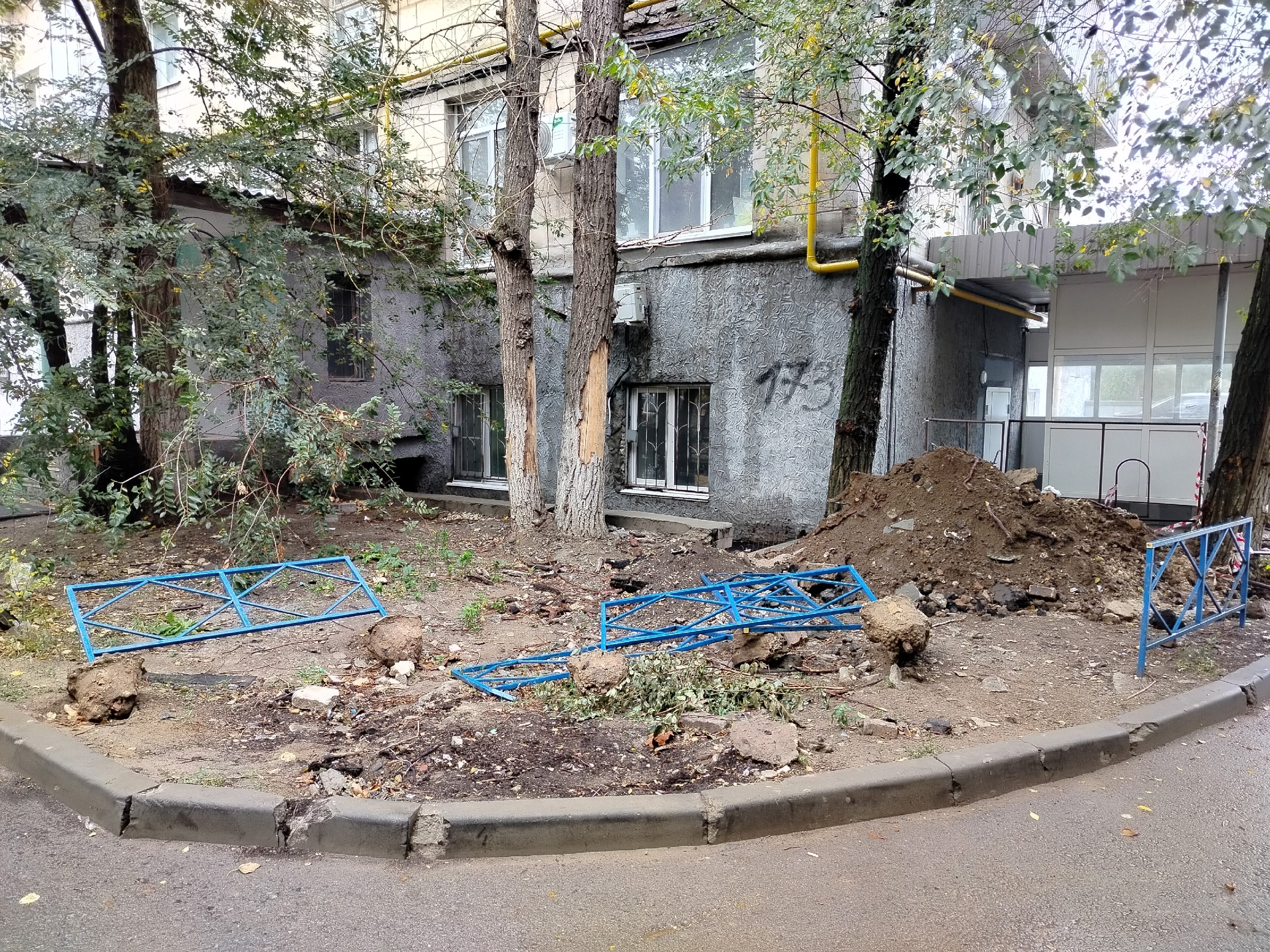 Нам пишут: При ремонте детской поликлиники 15 в Дзержинском районе строителями поликлиники были поломаны ограждения уста... в Волжском, 16.10.2025 в 15:00