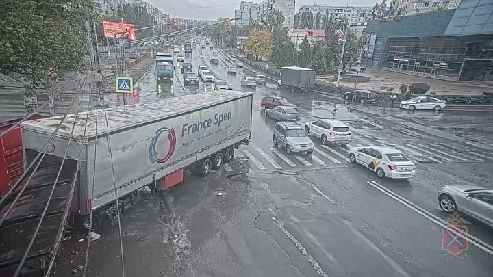Ну вот так это было...момент столкновения фуры и маршрутки в Волжском, 19.10.2025 в 14:00
