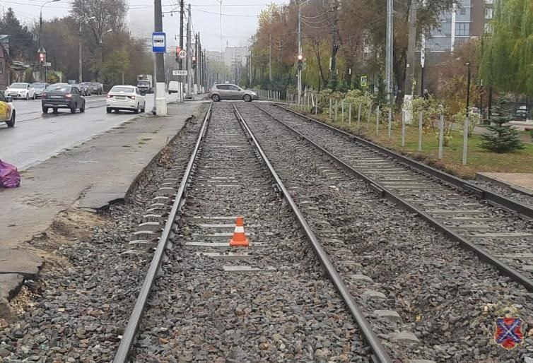 Женщина выпала из трамвая прямо на рельсы. в Волжском, 14.11.2025 в 13:00