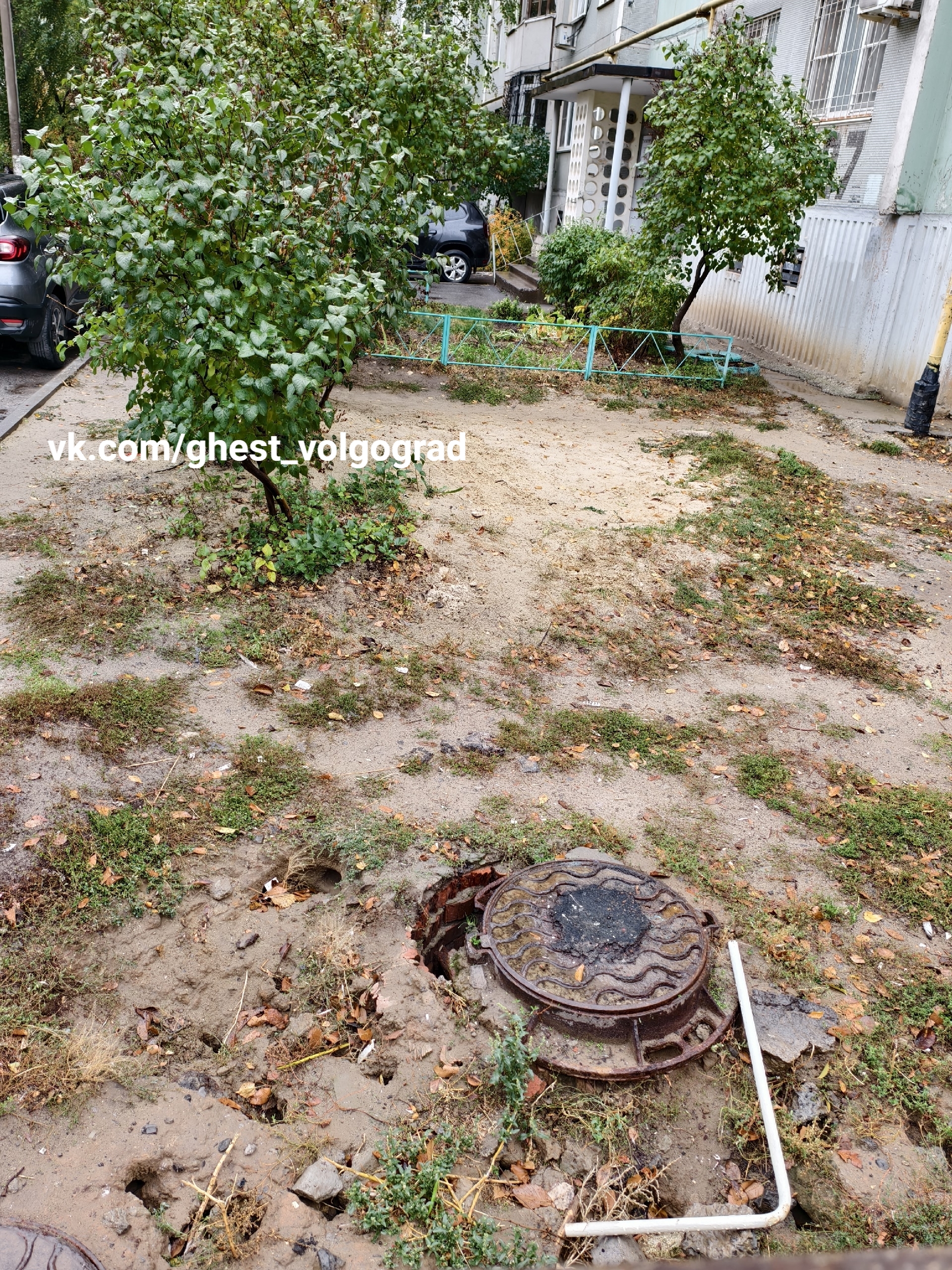 Нам пишут: Уже более полугода у дома по адресу Космонавтов 27 в г. Волгоград, на площадке где в том числе ходят дети огр... в Волжском, 19.11.2025 в 08:30